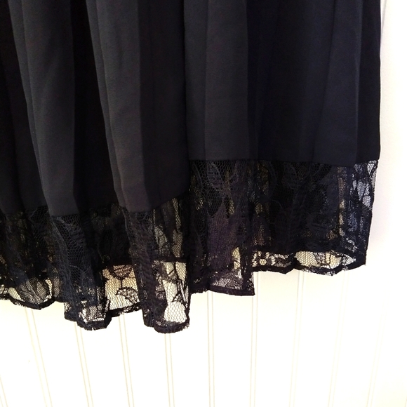 Banana Republic Classic Pleated Lined Navy Skirt. Size 14. EUC - Picture 2 of 5